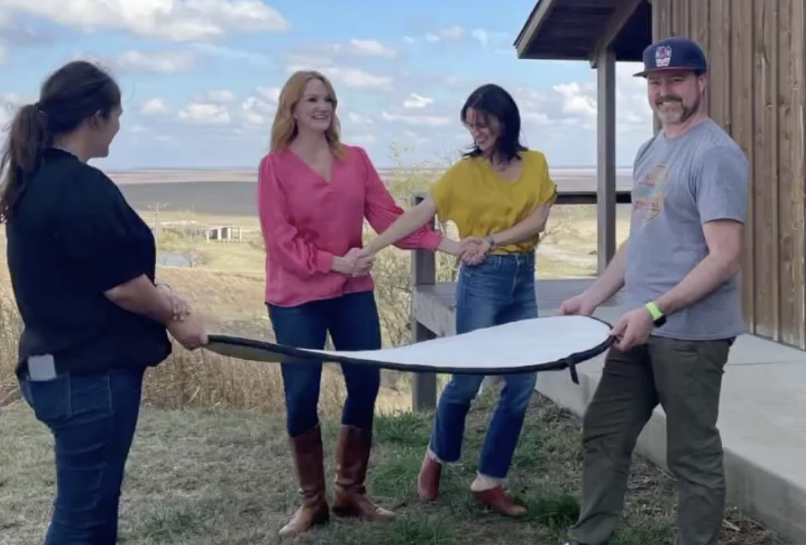 https://hips.hearstapps.com/hmg-prod/images/ree-drummond-sneak-peak-magazine-1668102648.png