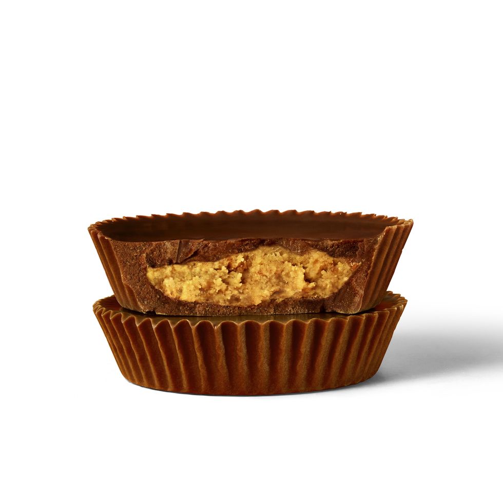 Muffin, Food, Baking cup, Baked goods, Dish, Cuisine, Dessert, Chocolate, Peanut butter cup, Cupcake, 