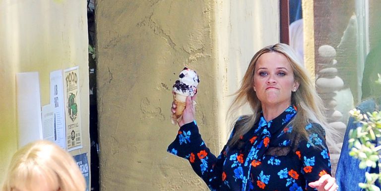 Reese Witherspoon tirando un helado a Meryl Streep en 'Big Little Lies'