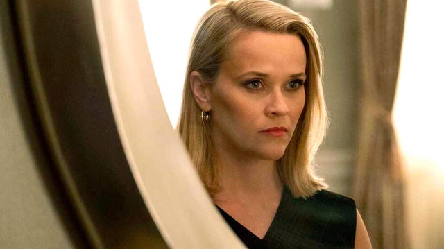 reese witherspoon, caracterizada como elena, su personaje en la serie 'little fires everywhere'