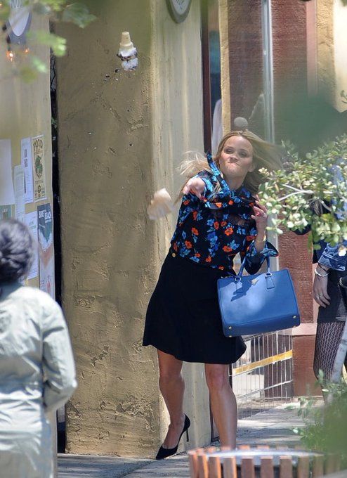 Reese Witherspoon tirando un helado a Meryl Streep en 'Big Little Lies'