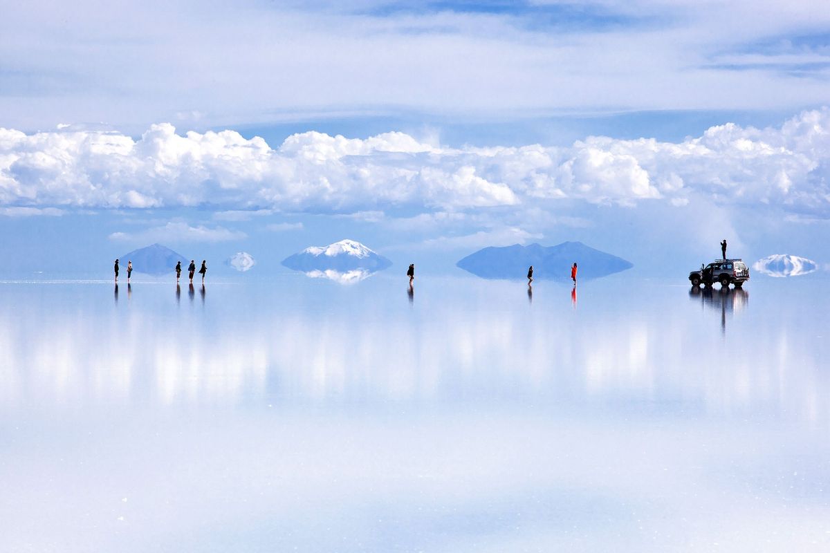 Door een dun laagje water wordt Bolivias Salar de Uyuni een bijzonder spiegelend oppervlak