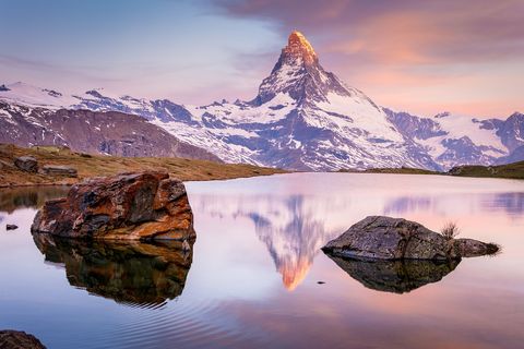 De Stellisee in Zwitserland is een van de mooiste plekken van waaruit je de berg Matterhorn kunt bewonderen Het feit dat we daar na een tocht van vier uur bij zonsopgang arriveerden maakte het moment helemaal bijzonder