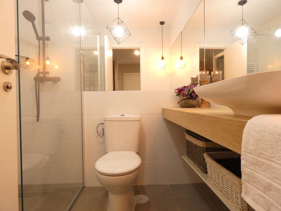 Baño moderno con ducha de obra