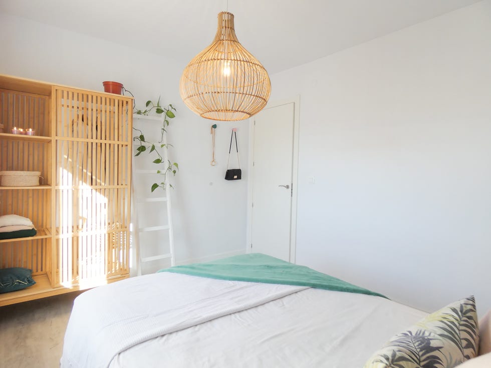 Dormitorio decorado con armario de bambú y plantas