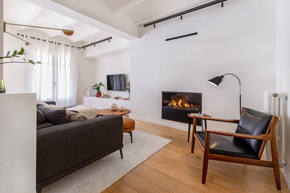 salón abierto moderno con chimenea y rincón de lectura