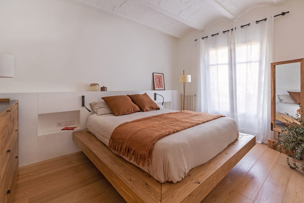 dormitorio de estilo orgánico decorado con madera