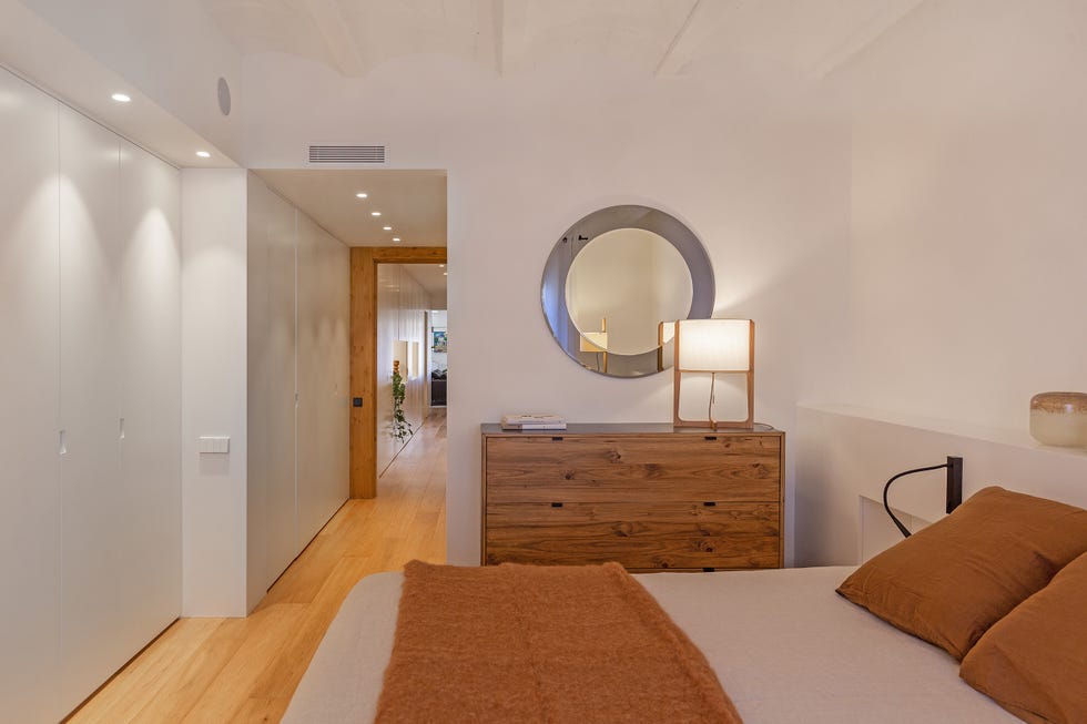dormitorio de estilo orgánico decorado con madera