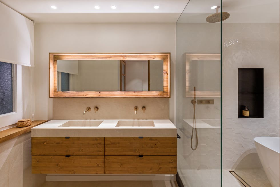 baño con ducha y bañera y mueble bajolavabo suspendido de madera