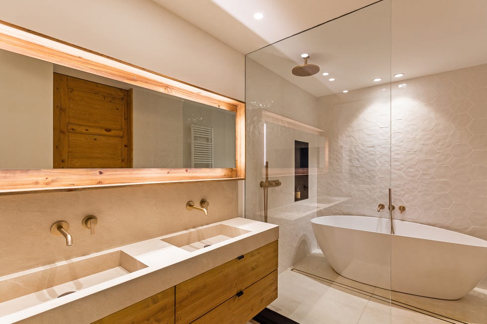 baño con ducha y bañera y mueble bajolavabo suspendido de madera