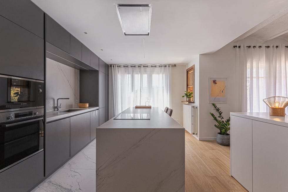 cocina abierta moderna con isla central de mármol