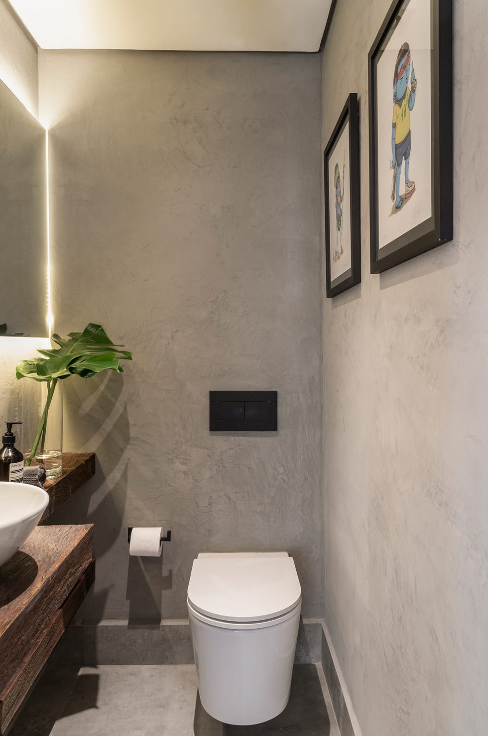 baño de estilo industrial con paredes pintadas con efecto cemento