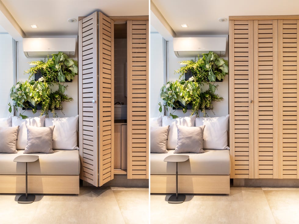 sofá gris, baldas con plantas en la pared, y armario con puertas plegables de madera