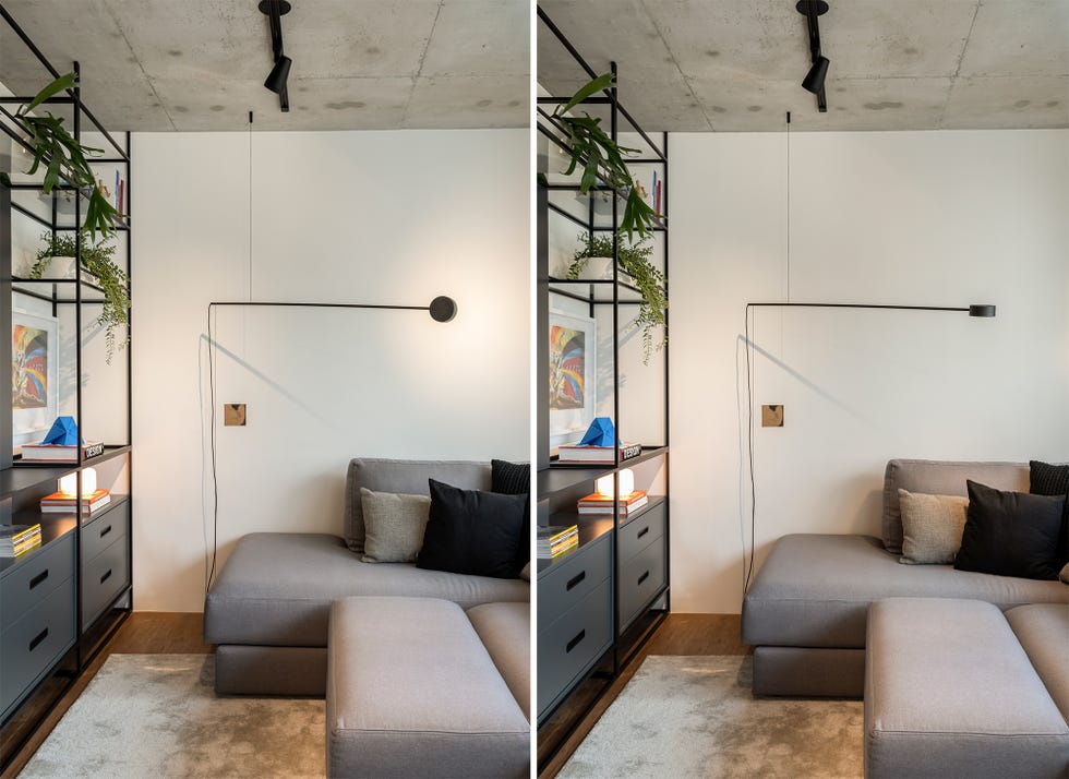 sofá gris en forma de u y estantería abierta metálica en color negro