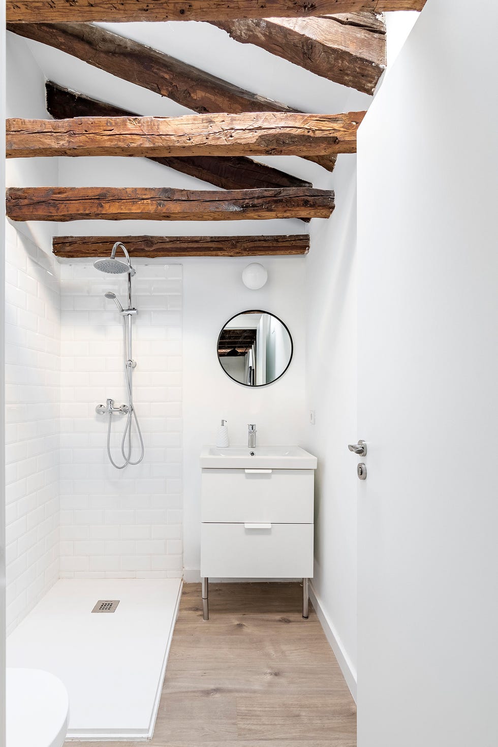 Ático reformado con decoración moderna y espacios abiertos