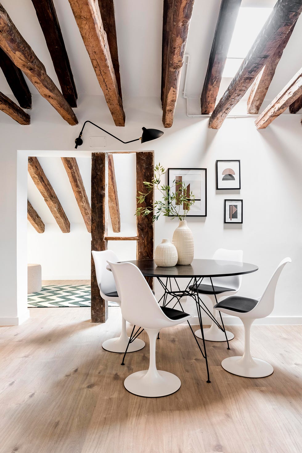 Ático reformado con decoración moderna y espacios abiertos