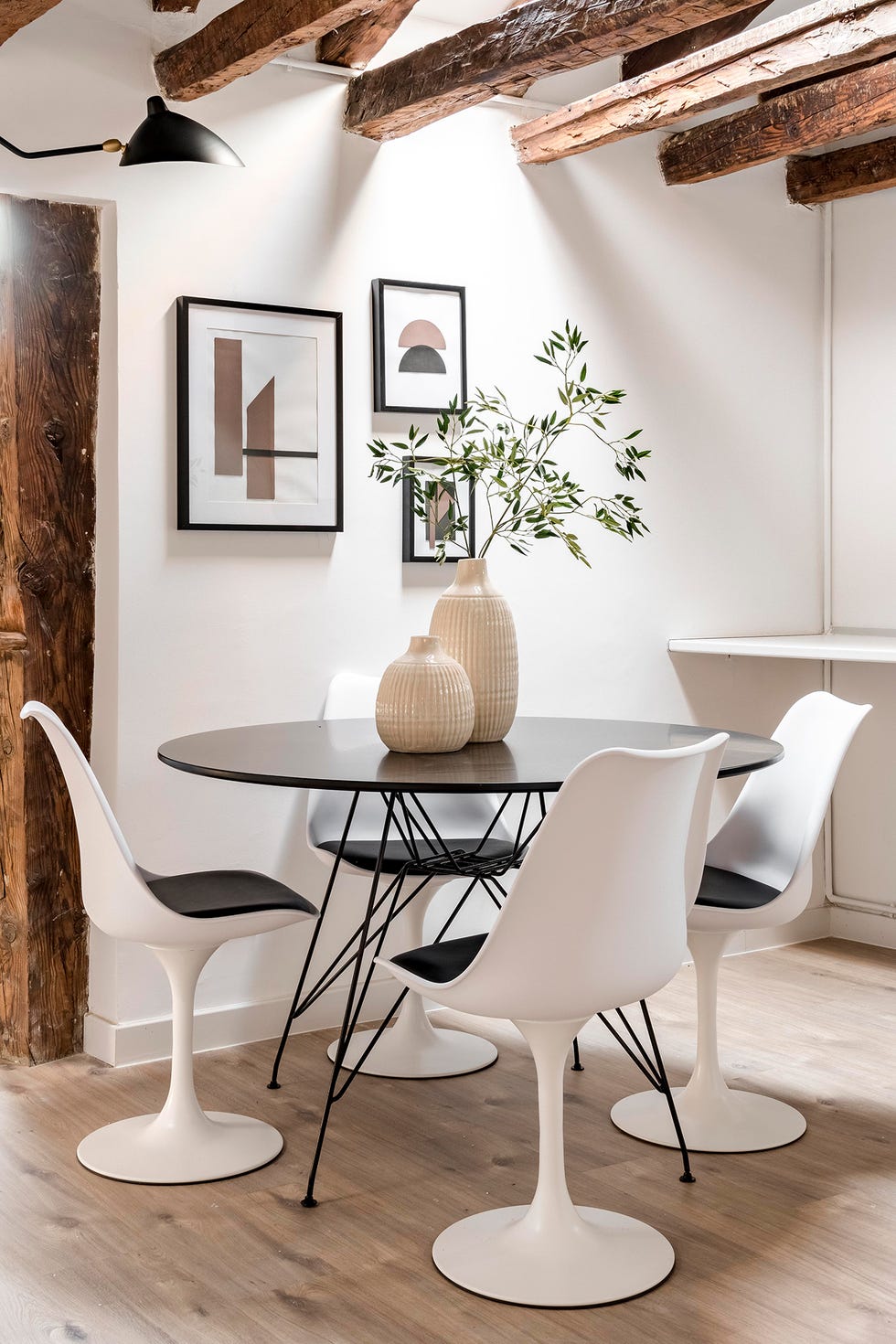 Ático reformado con decoración moderna y espacios abiertos