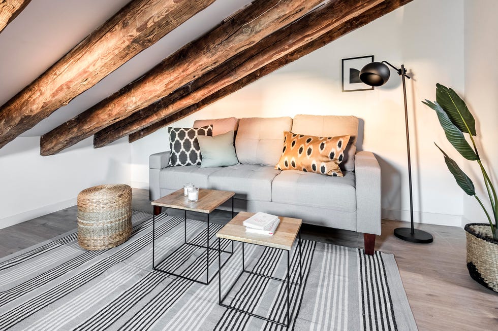 Ático reformado con decoración moderna y espacios abiertos