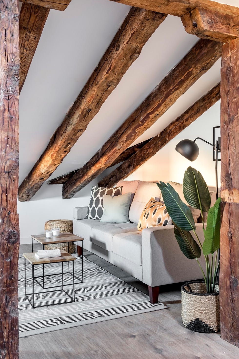 Ático reformado con decoración moderna y espacios abiertos