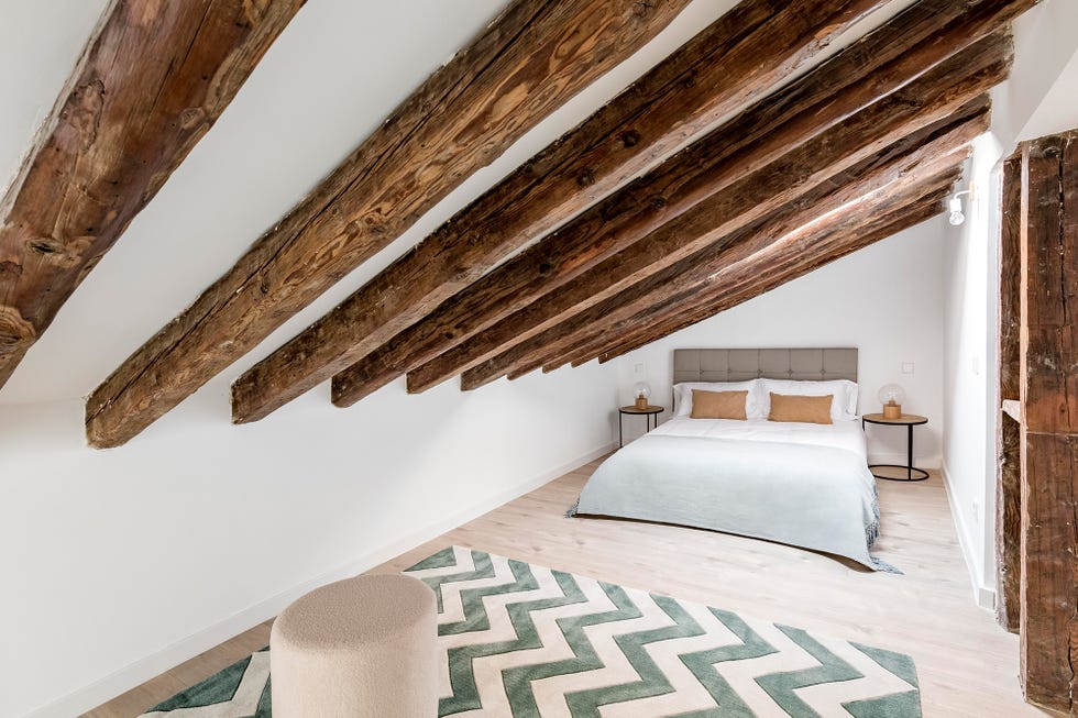 Ático reformado con decoración moderna y espacios abiertos