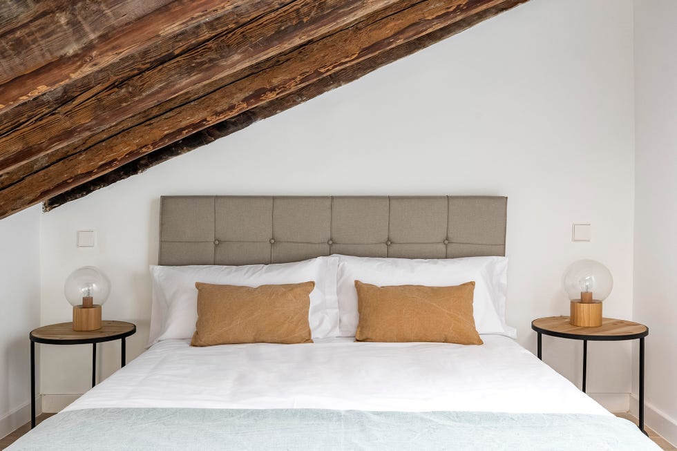 Ático reformado con decoración moderna y espacios abiertos