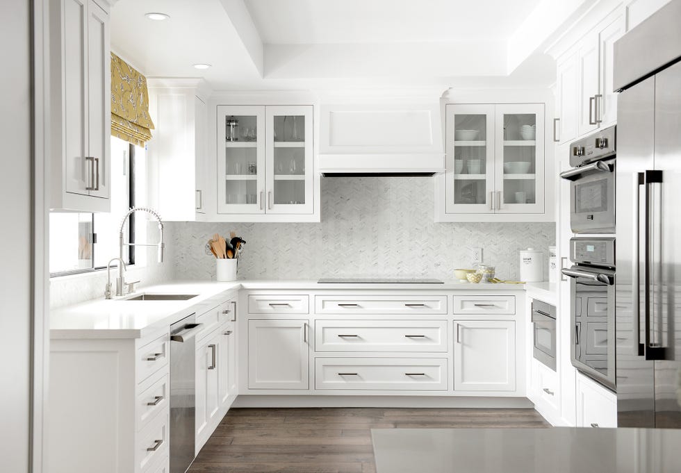 Cocina con armarios decorados en color blanco