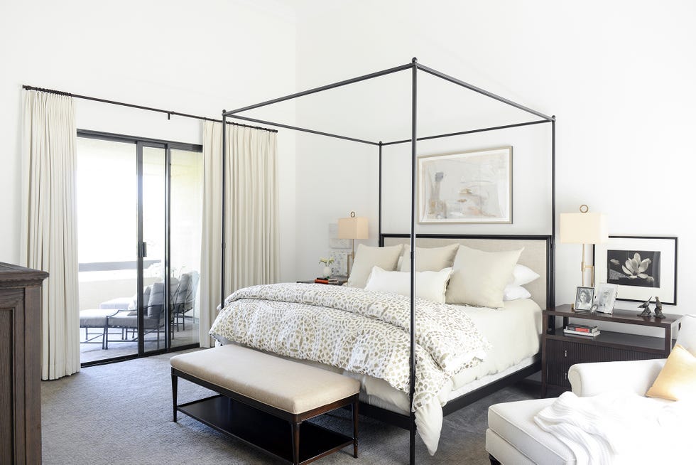 Cama con dosel en el dormitorio principal
