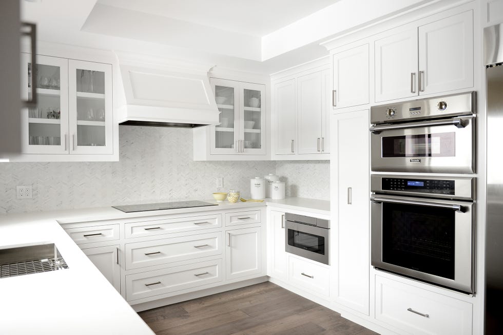 Cocina con armarios decorados en color blanco
