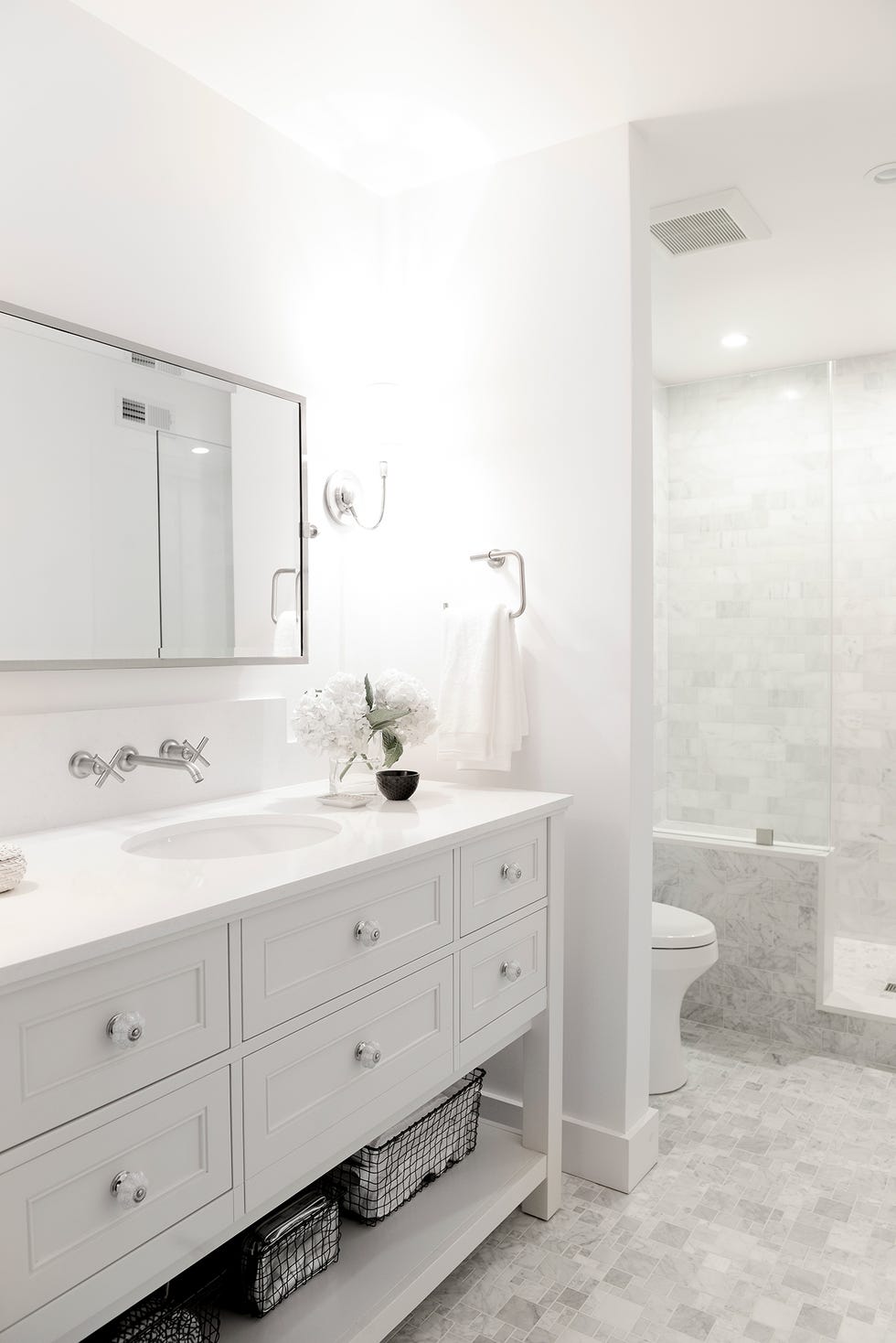 Baño con mueble bajo lavamanos de corte clásico
