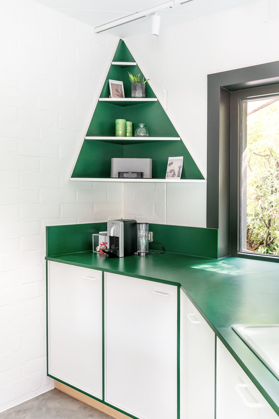 armario de cocina y baldas abiertas diseñadas en blanco y verde