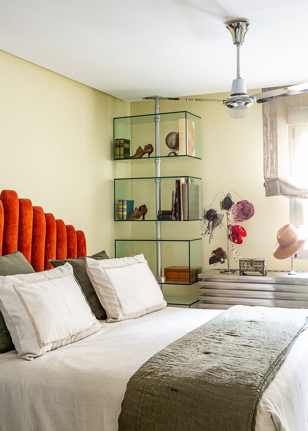 Dormitorio con cabecero personalizado