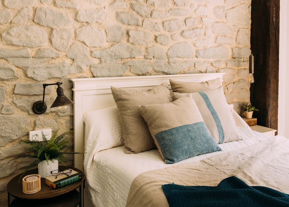 mesillas de noche recicladas vintage combinan dormitorio rustico