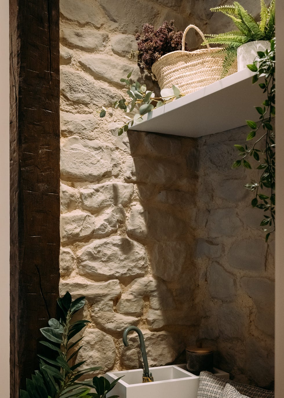 pared de piedra en el recibidor