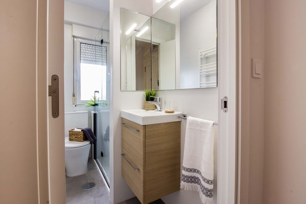 baño pequeño con mueble bajo lavamanos de madera flotante