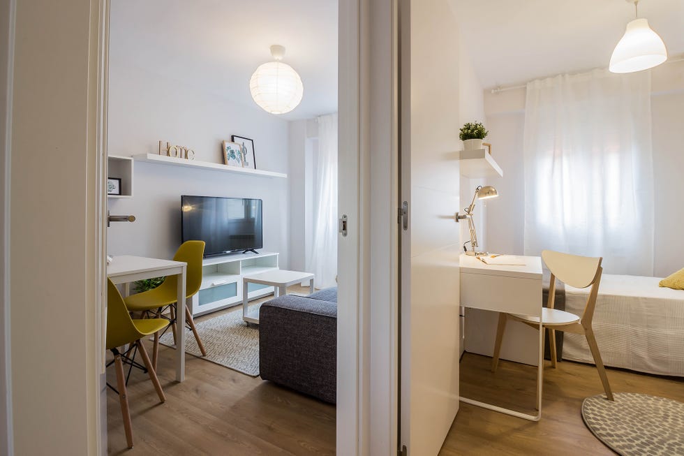 distribuidor con acceso al salón y a un dormitorio