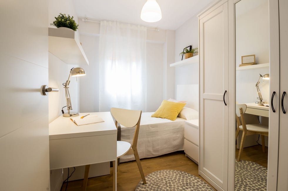 dormitorio moderno decorado en blanco con mobiliario nórdico