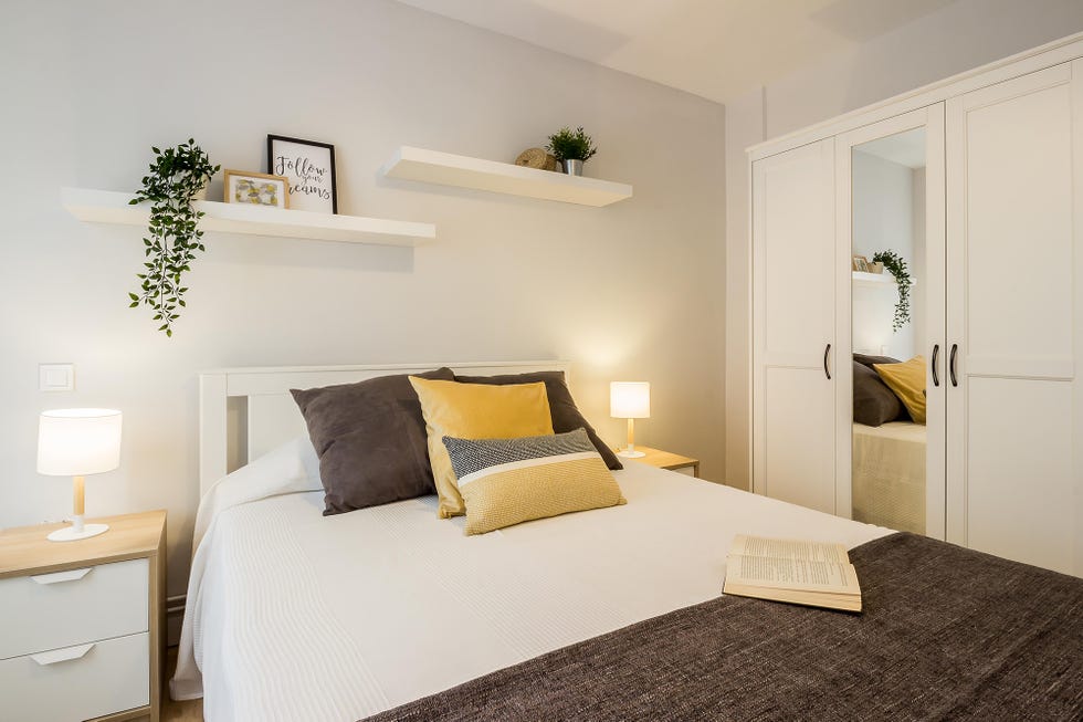 dormitorio moderno decorado en blanco con mobiliario nórdico