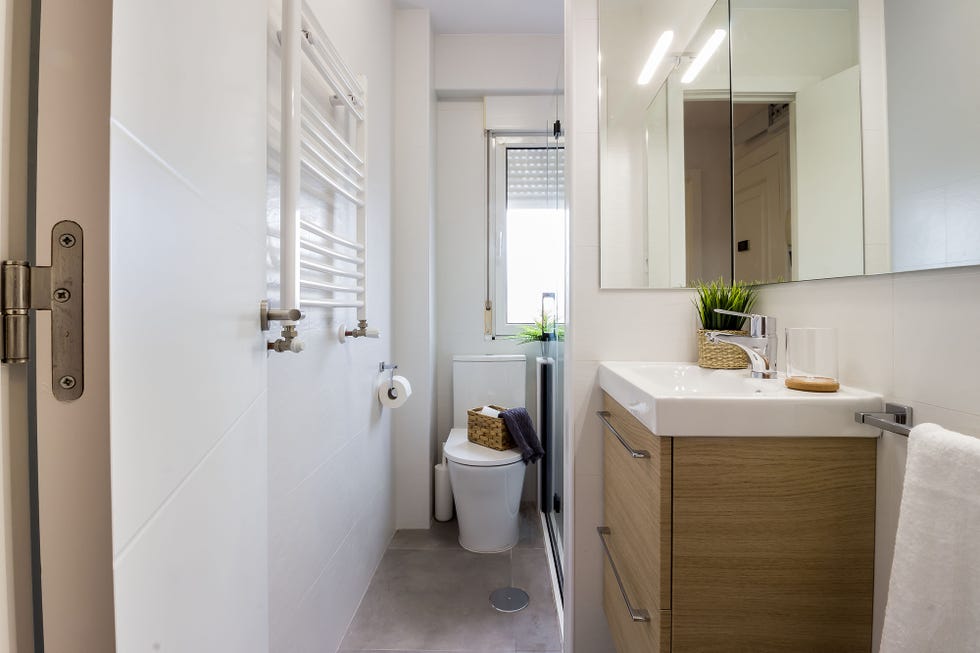 baño pequeño con mueble bajo lavamanos de madera flotante