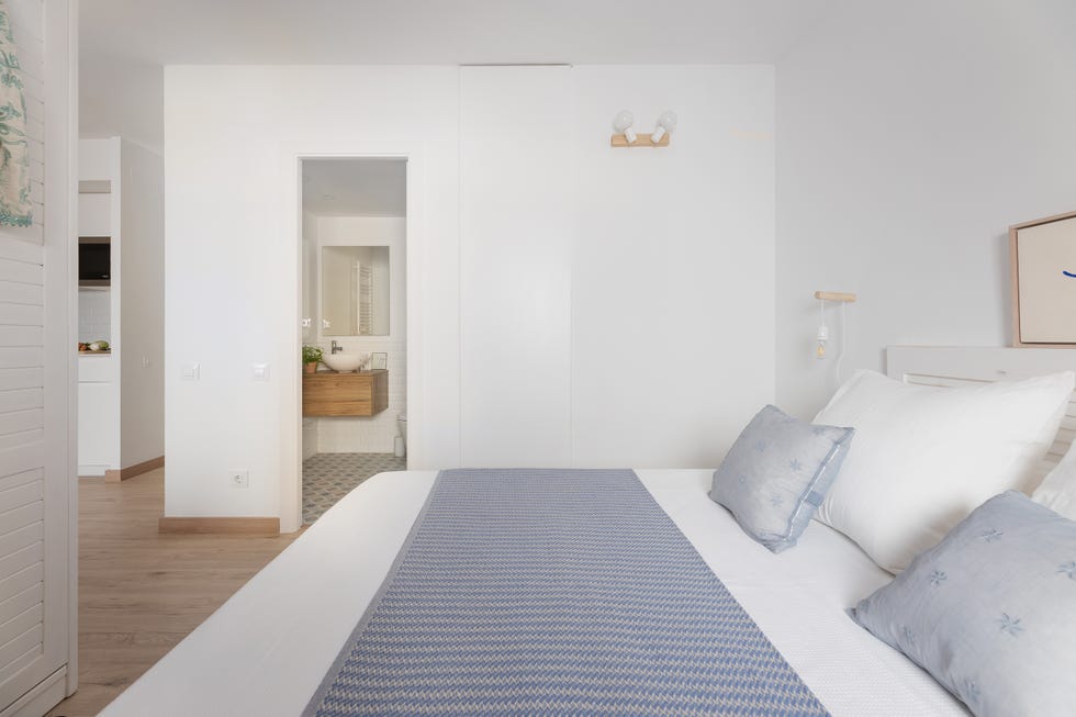 dormitorio de estilo nórdico decorado en blancos y azules