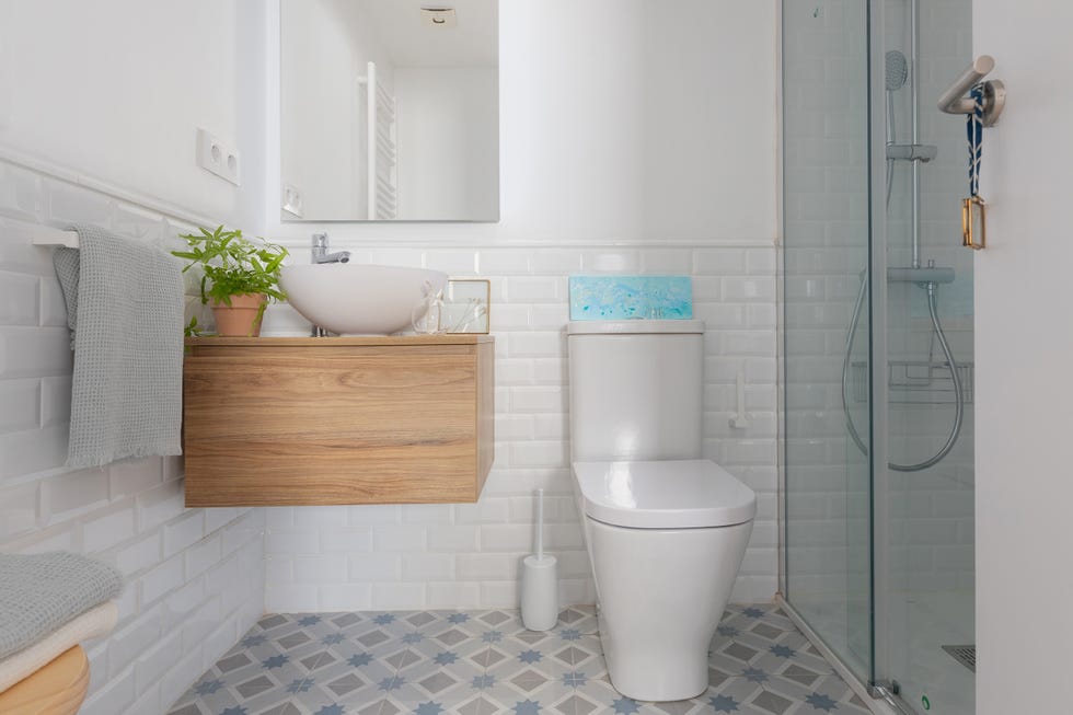 baño de estilo nórdico con baldosa estilo hidráulico