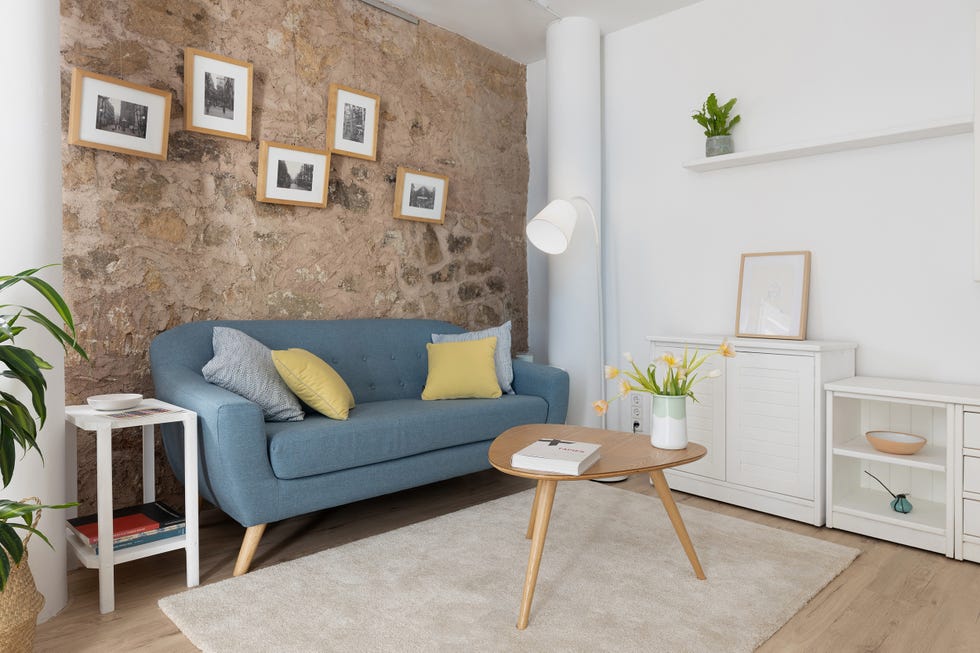 salón de estilo nórdico decorado en blancos y azules