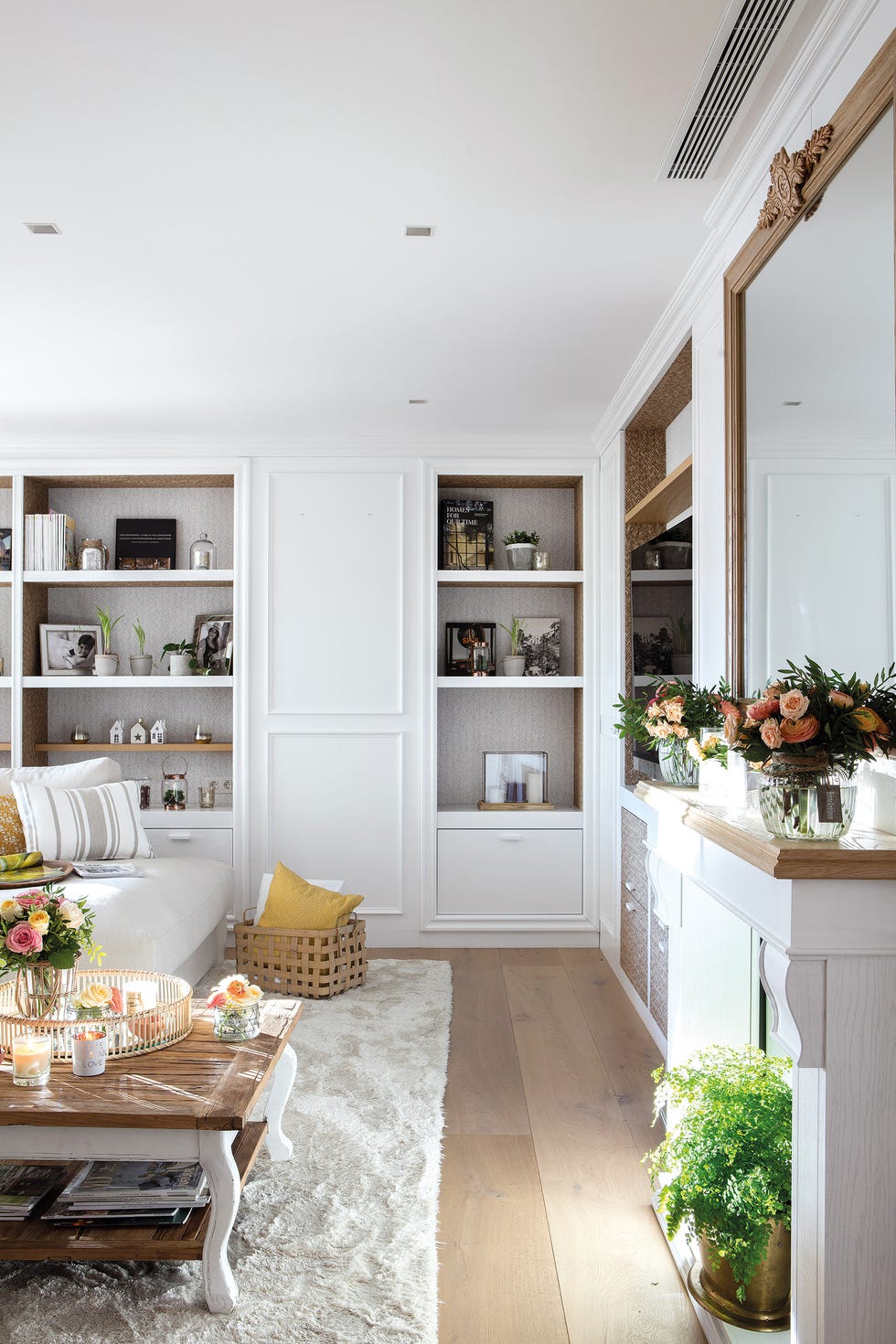 salón blanco con molduras en las paredes