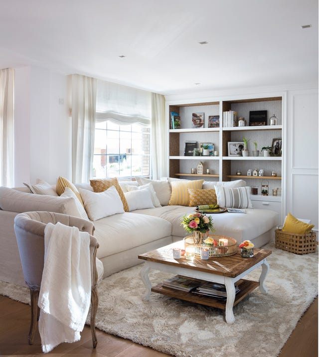 salón con sofá beige con chaise longue