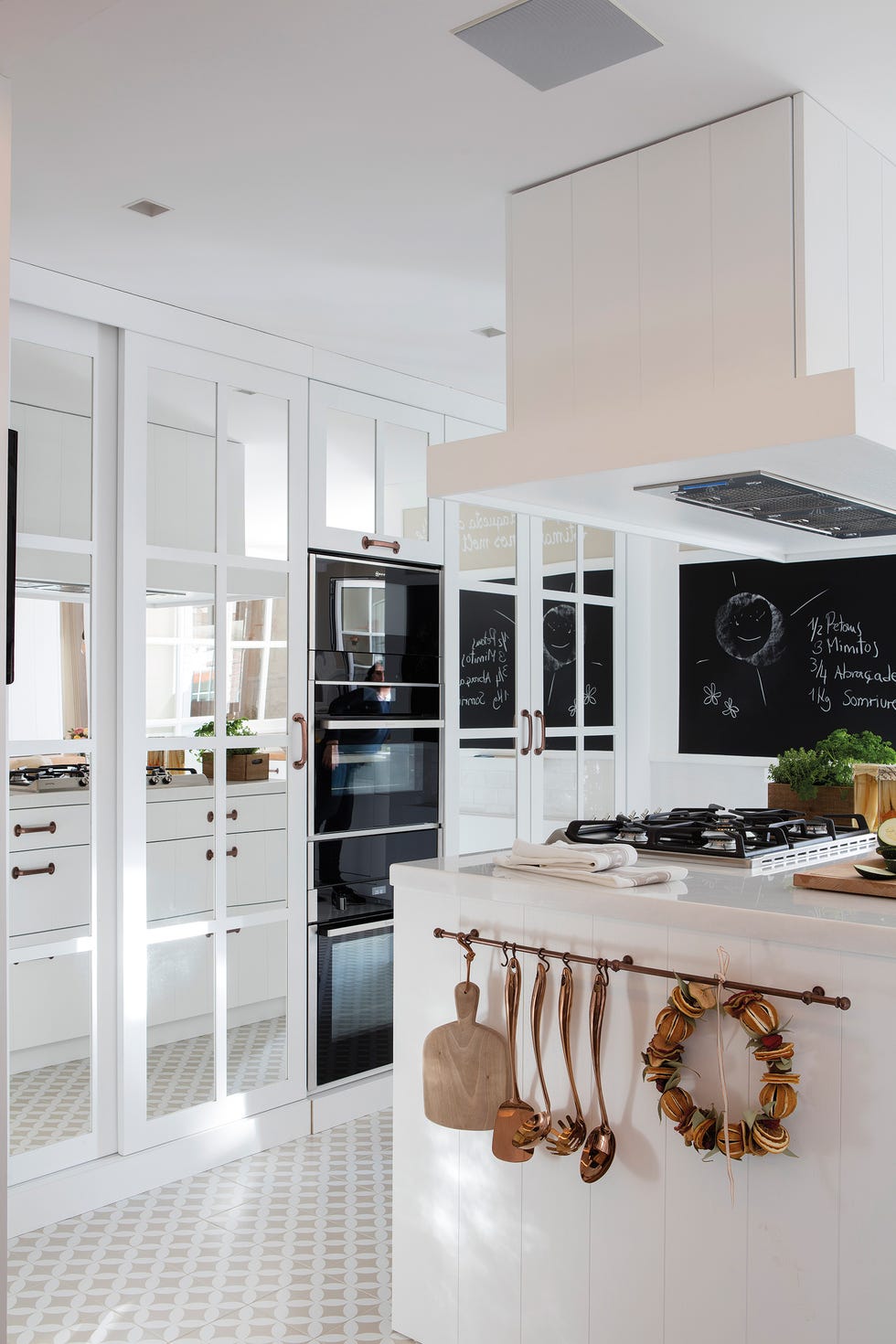 cocina blanca de estilo rústico