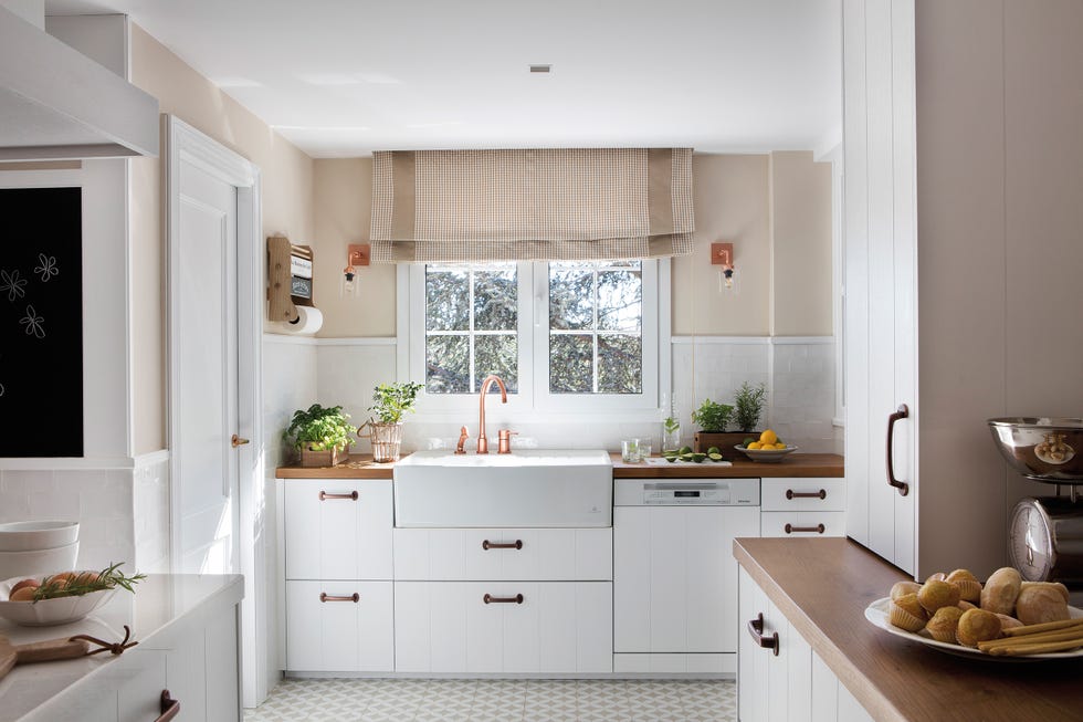 cocina blanca de estilo rústico