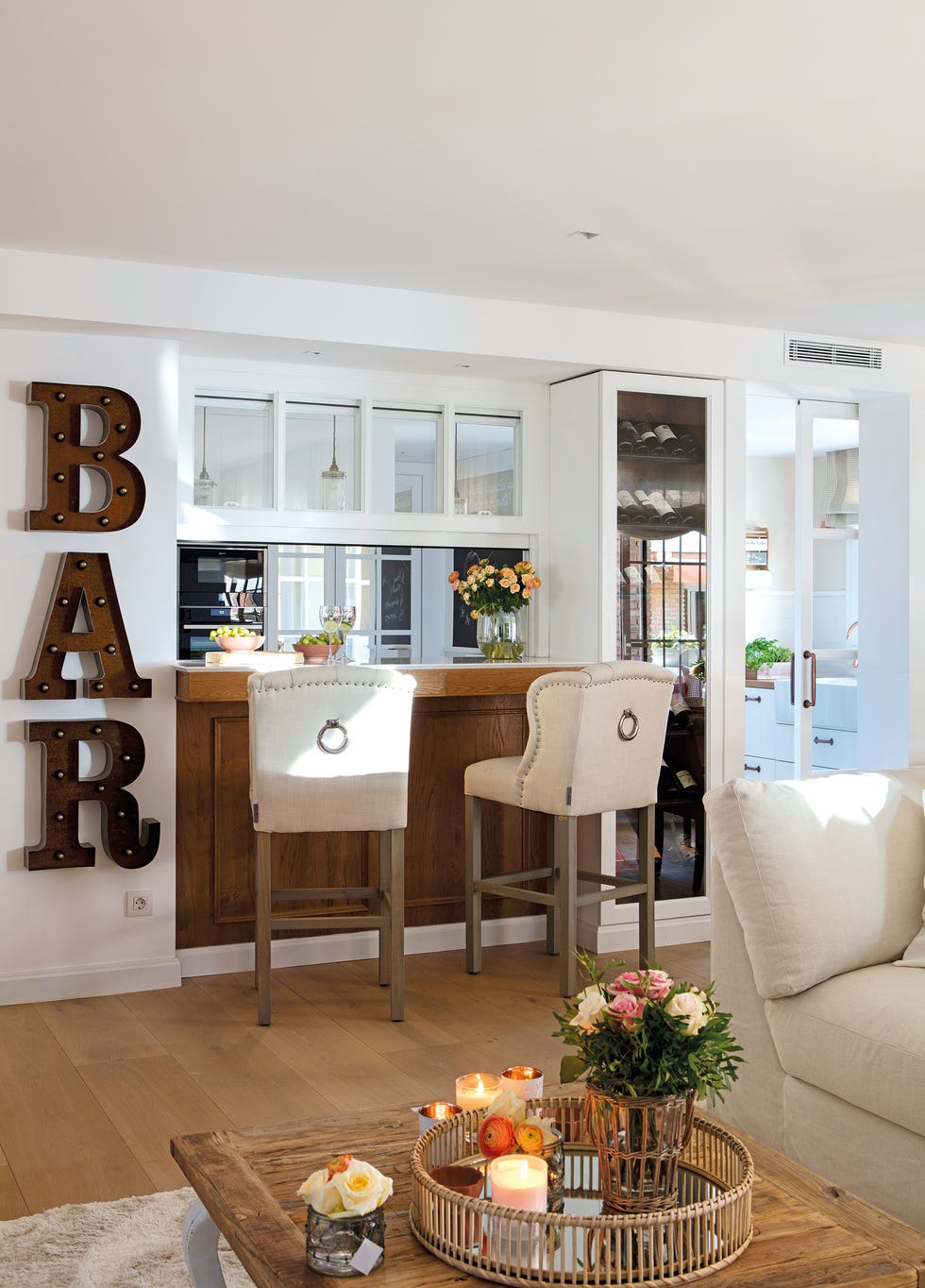 cocina con barra y dos taburetes de estilo clásico