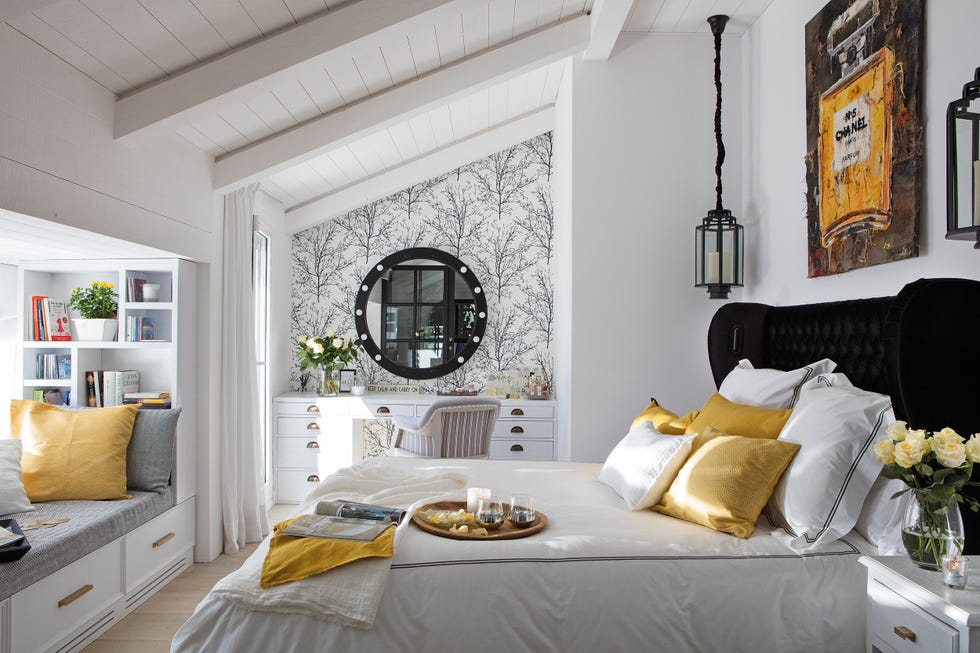dormitorio con tocador en suite decorado en blanco con estilo chic