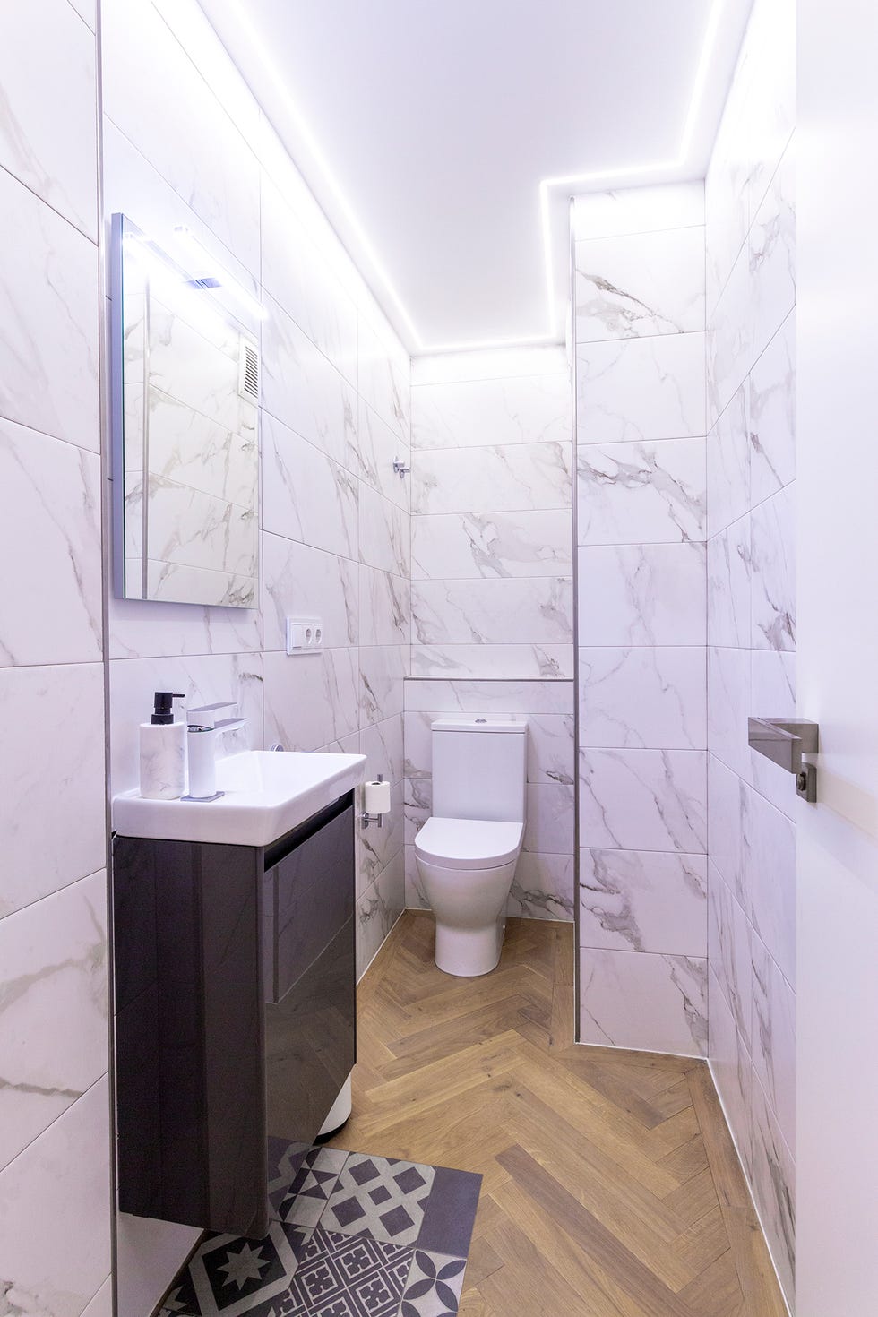 Baño con paredes revestidas de mármol