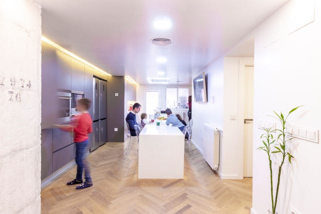 Cocina abierta con mesa de comedor para veinte personas