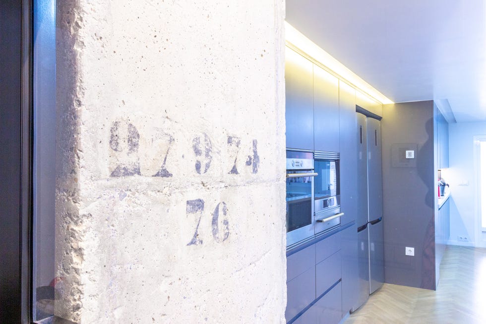 Marca numérica sobre la pared